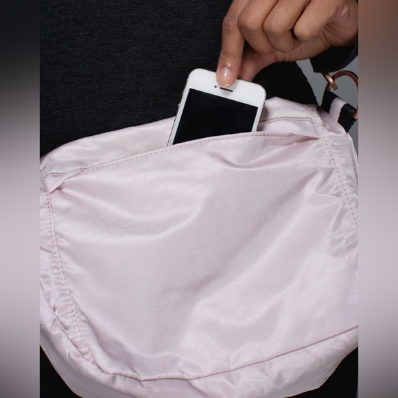 COPY - Lululemon 5L - 3 outside pockets - mesh pocket and zippered pocket insid… - Picture 12 of 12